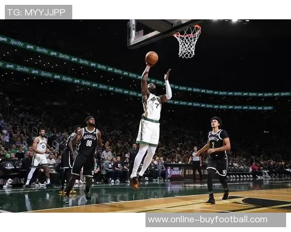 杰伦布朗全能表现助力球队稳定胜利30分10板5助3断展现全面实力